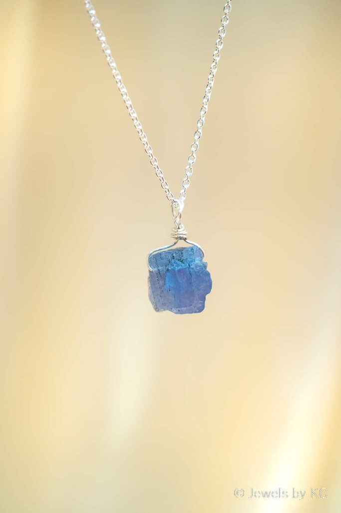 Zilveren ketting met ruwe steen van blauwe Tanzaniet edelsteen