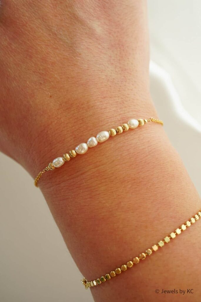 Handgemaakt Gouden armband Love met witte Zoetwater parels van Gold filled Goud
